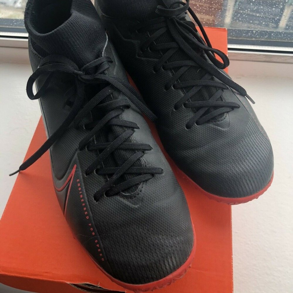 NIKE - MERCURIAL SUPERFLY 7 ACADEMY TF TURF SHOE - SZ 7 - BLACK/CHILI RED - GUC